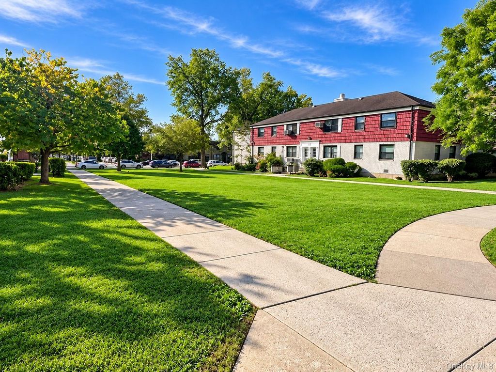 136-51 Jewel Ave A, Kew Garden Hills, NY 11367 — exterior