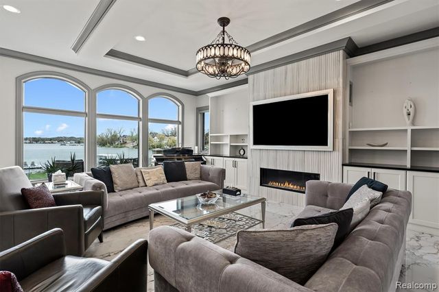 2390 Walnut Lake Road, West Bloomfield, MI 48323