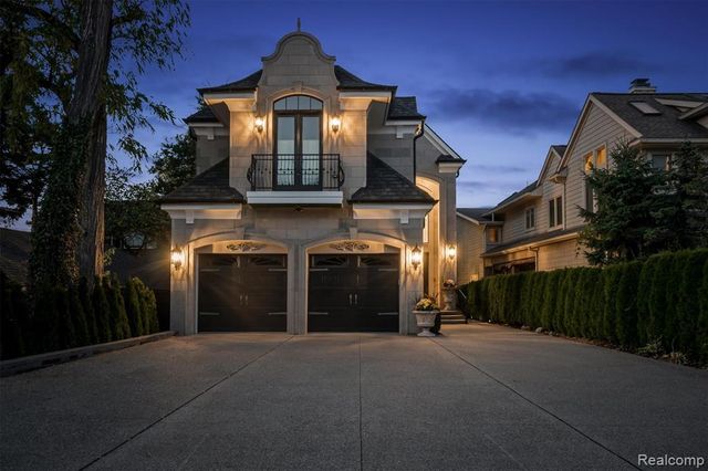 2390 Walnut Lake Road, West Bloomfield, MI 48323