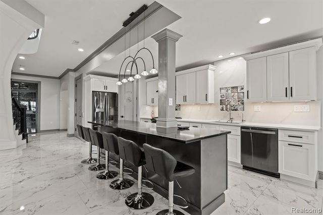 2390 Walnut Lake Road, West Bloomfield, MI 48323