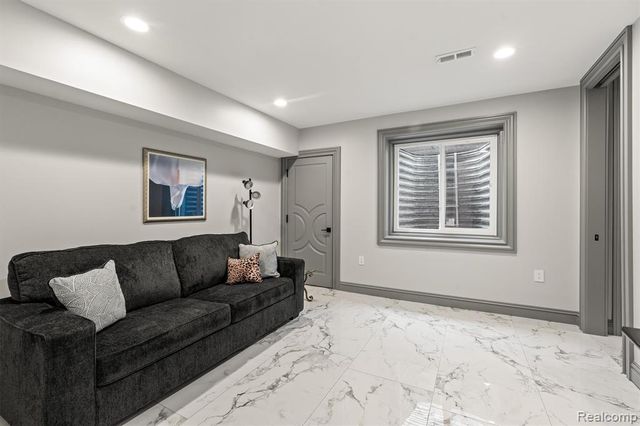 2390 Walnut Lake Road, West Bloomfield, MI 48323