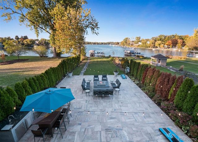 2390 Walnut Lake Road, West Bloomfield, MI 48323
