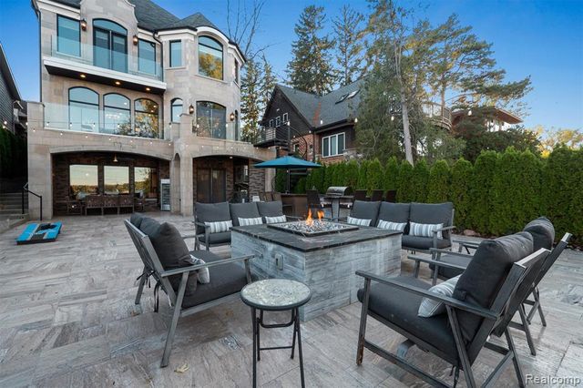 2390 Walnut Lake Road, West Bloomfield, MI 48323
