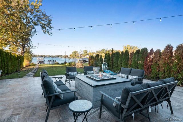 2390 Walnut Lake Road, West Bloomfield, MI 48323
