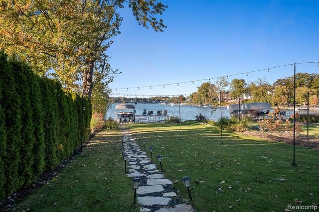 2390 Walnut Lake Road, West Bloomfield, MI 48323