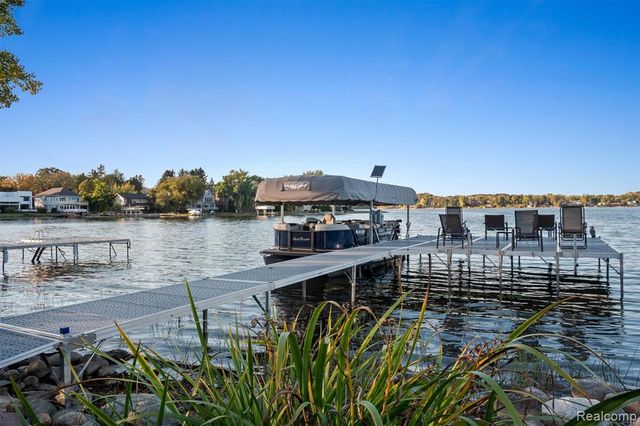 2390 Walnut Lake Road, West Bloomfield, MI 48323