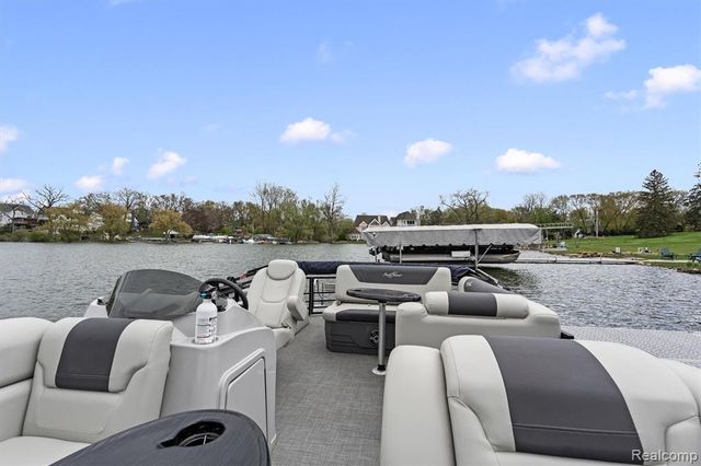 2390 Walnut Lake Road, West Bloomfield, MI 48323