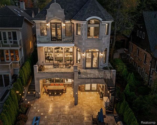 2390 Walnut Lake Road, West Bloomfield, MI 48323