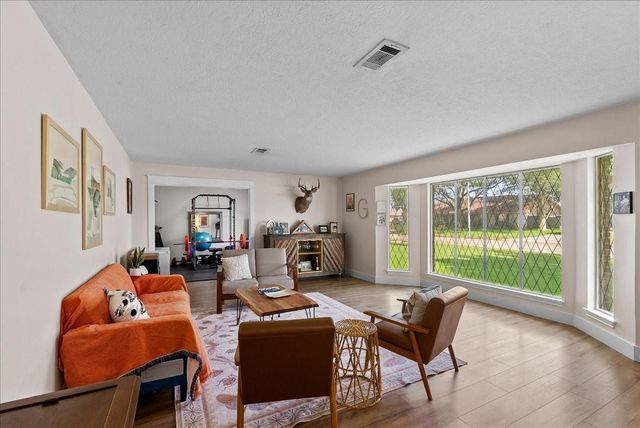4805 N Burning Tree Drive, Baytown, TX 77521