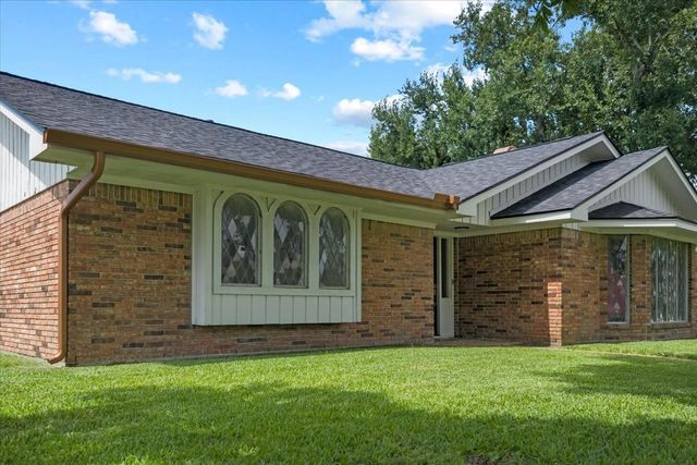 4805 N Burning Tree Drive, Baytown, TX 77521