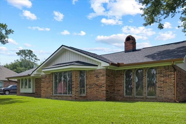 4805 N Burning Tree Drive, Baytown, TX 77521