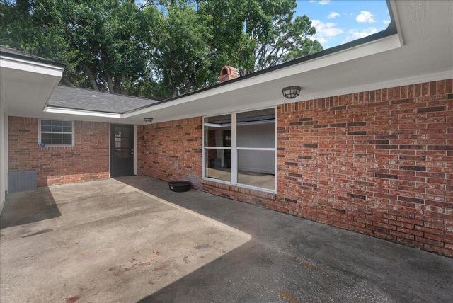 4805 N Burning Tree Drive, Baytown, TX 77521