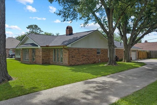 4805 N Burning Tree Drive, Baytown, TX 77521