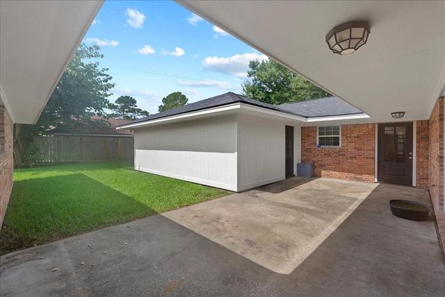 4805 N Burning Tree Drive, Baytown, TX 77521