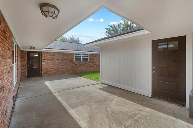 4805 N Burning Tree Drive, Baytown, TX 77521