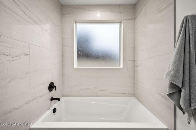 974 E STEEPLE CHASE RD, Hayden, ID 83835