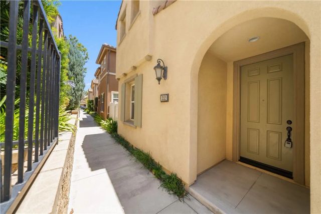 352 Golden Bear Ln, Upland, CA 91786