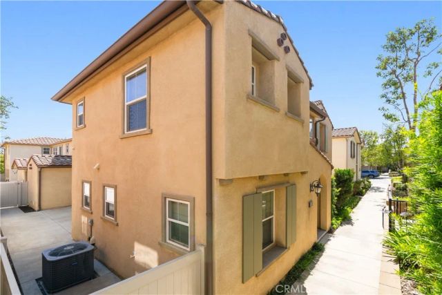 352 Golden Bear Ln, Upland, CA 91786