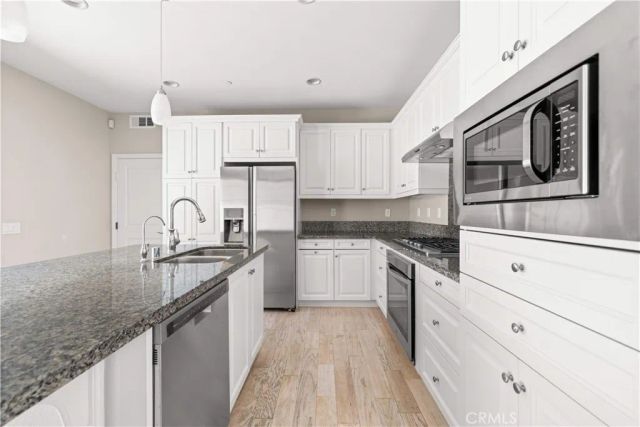 352 Golden Bear Ln, Upland, CA 91786