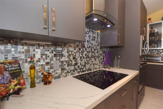 8733 NW 76th Dr, Tamarac, FL 33321