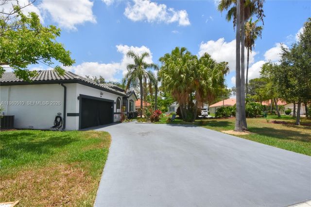 8733 NW 76th Dr, Tamarac, FL 33321