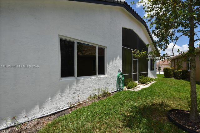 8733 NW 76th Dr, Tamarac, FL 33321