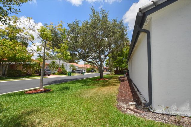 8733 NW 76th Dr, Tamarac, FL 33321