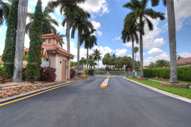 8733 NW 76th Dr, Tamarac, FL 33321