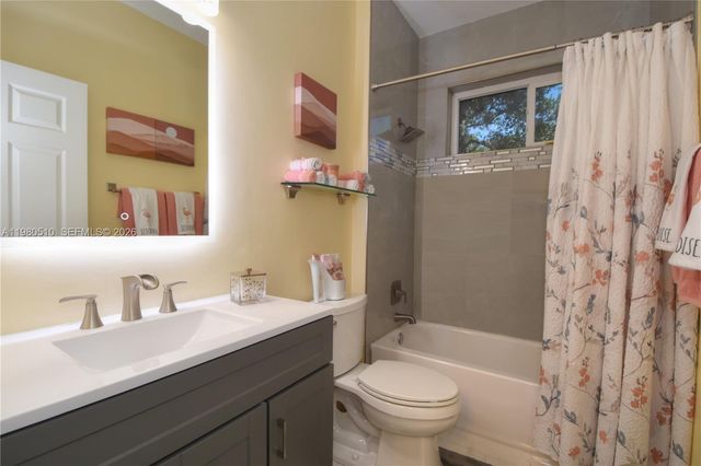 8733 NW 76th Dr, Tamarac, FL 33321