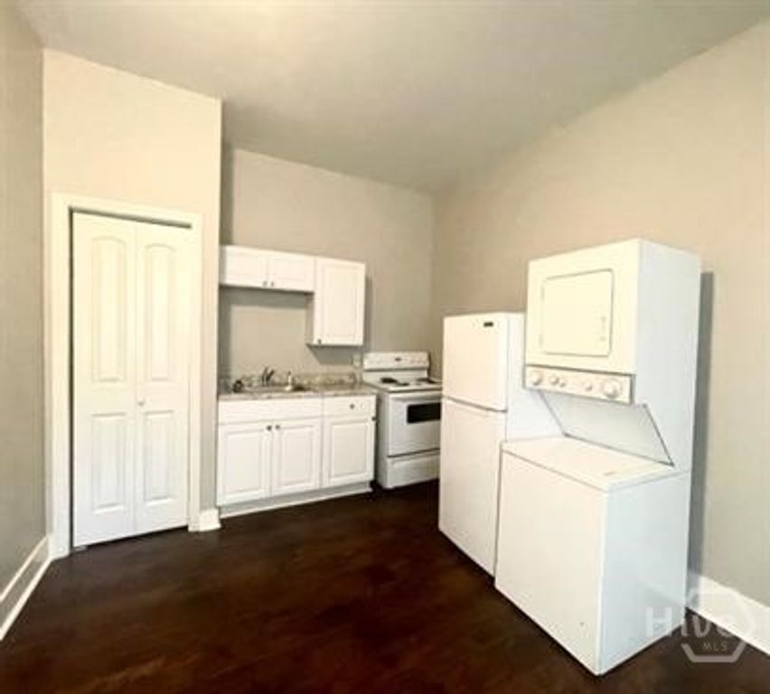 Image 5 of property listing at 721 E 36th Street A, Savannah, GA 31401