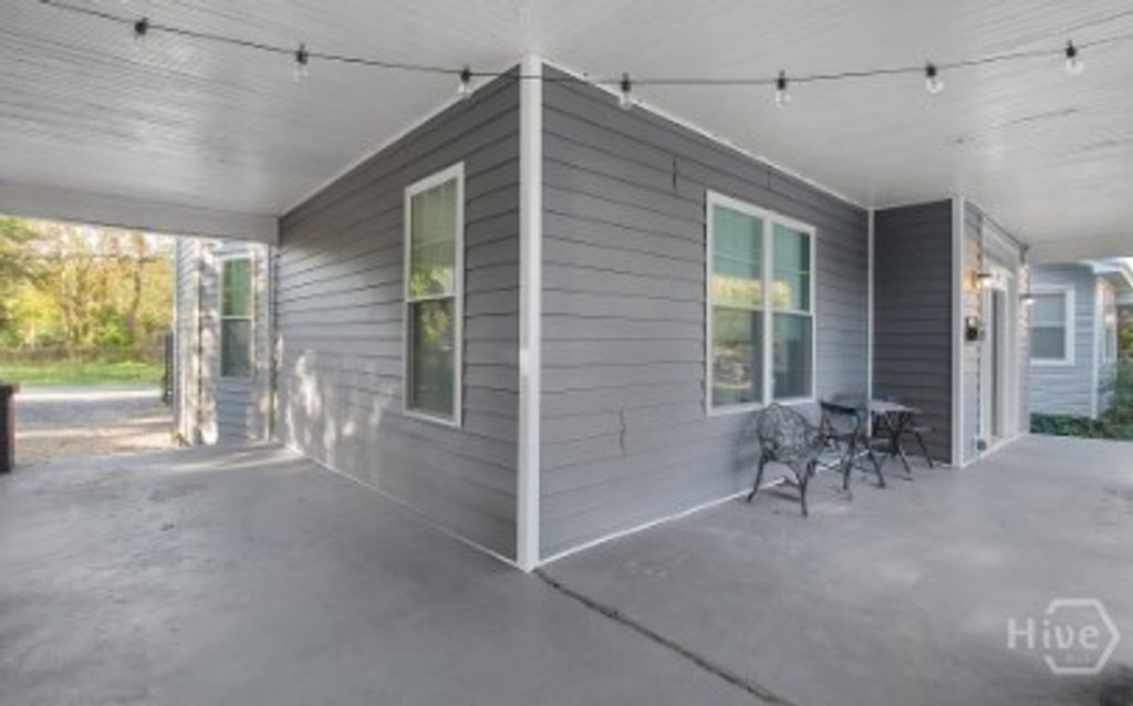 Image 9 of property listing at 721 E 36th Street A, Savannah, GA 31401