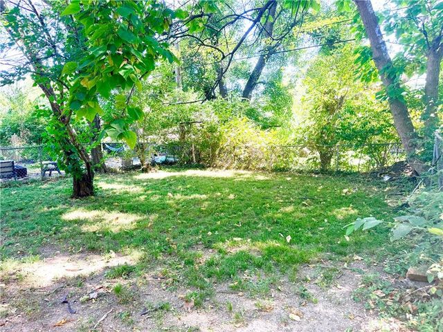 5233 HIGHLAND Avenue, Kansas City, MO 64110