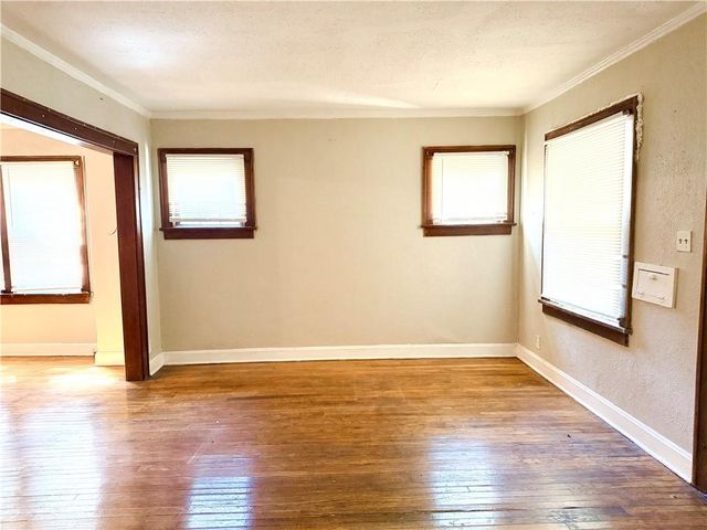 5233 HIGHLAND Avenue, Kansas City, MO 64110