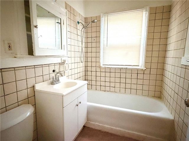 5233 HIGHLAND Avenue, Kansas City, MO 64110