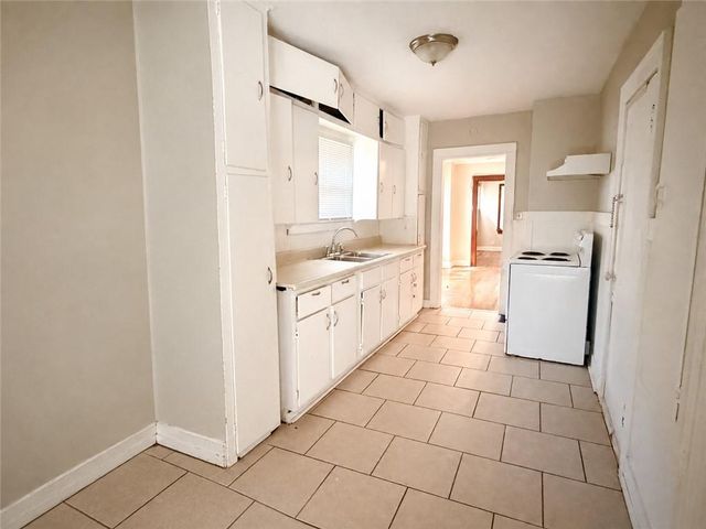 5233 HIGHLAND Avenue, Kansas City, MO 64110