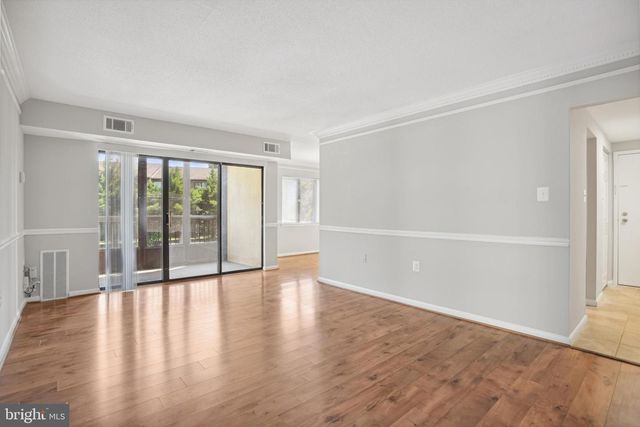 609 CENTER ST #104, Herndon, VA 20170