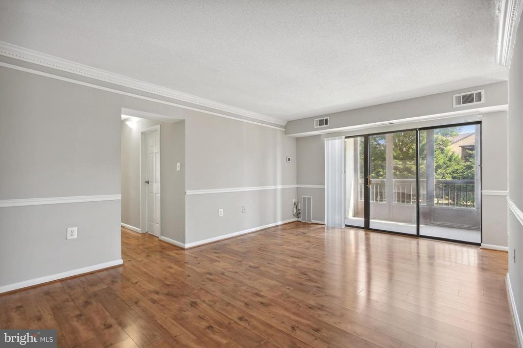 609 CENTER ST #104, Herndon, VA 20170