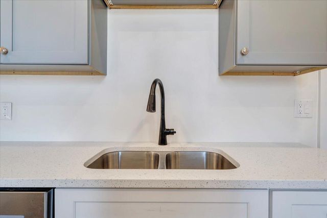 W 411 Cleveland AVE, Vinton, VA 24179