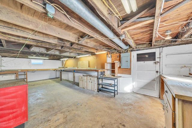 W 411 Cleveland AVE, Vinton, VA 24179