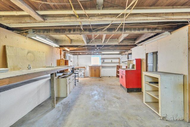 W 411 Cleveland AVE, Vinton, VA 24179