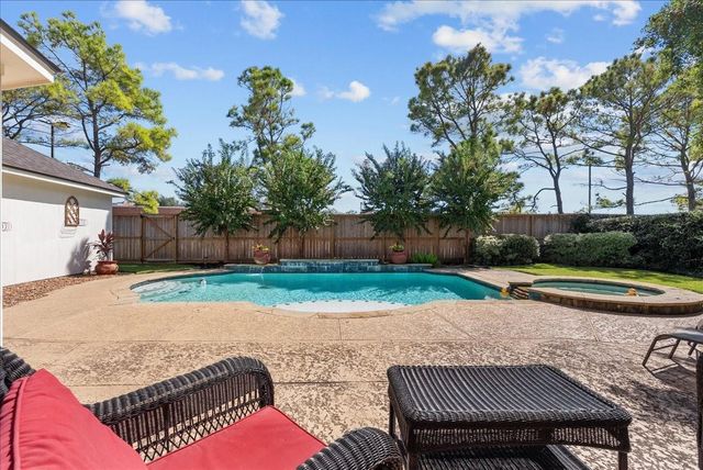 105 Pelican Court, League City, TX 77573