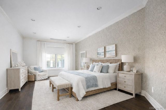 2000 Royal Court 2109, North Hills, NY 11040