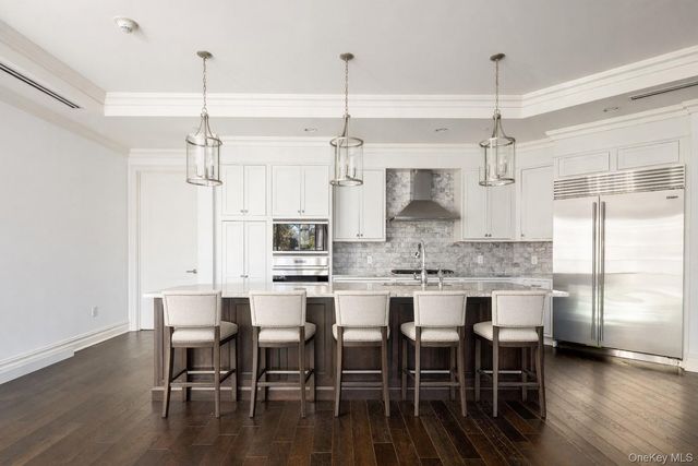 2000 Royal Court 2109, North Hills, NY 11040