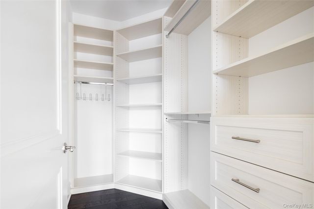 2000 Royal Court 2109, North Hills, NY 11040