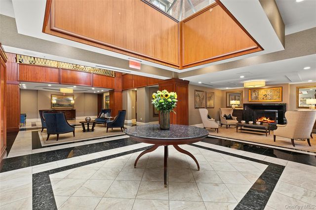 2000 Royal Court 2109, North Hills, NY 11040