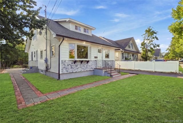 16 West Drive, Bay Shore, NY 11706