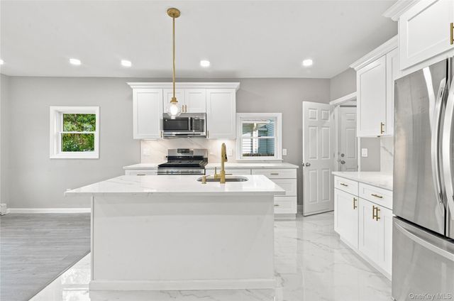 16 West Drive, Bay Shore, NY 11706