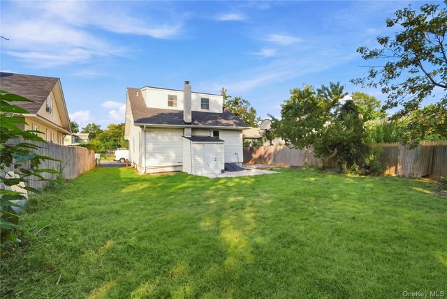 16 West Drive, Bay Shore, NY 11706
