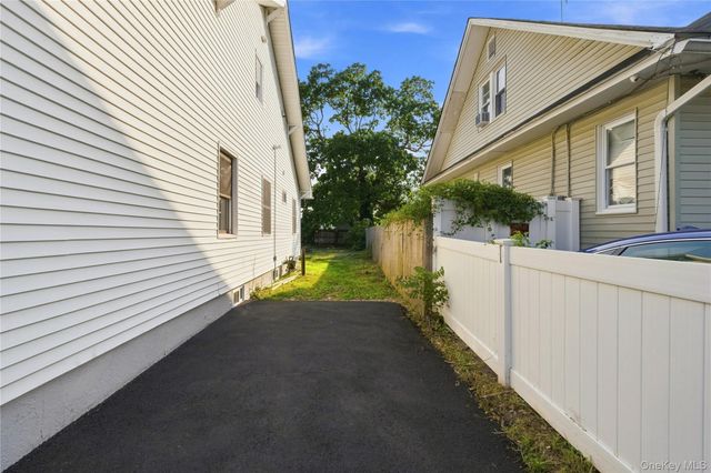 16 West Drive, Bay Shore, NY 11706