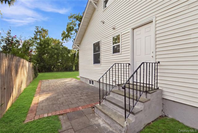 16 West Drive, Bay Shore, NY 11706
